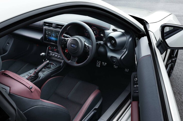 「STI Sport」グレードのインテリア。