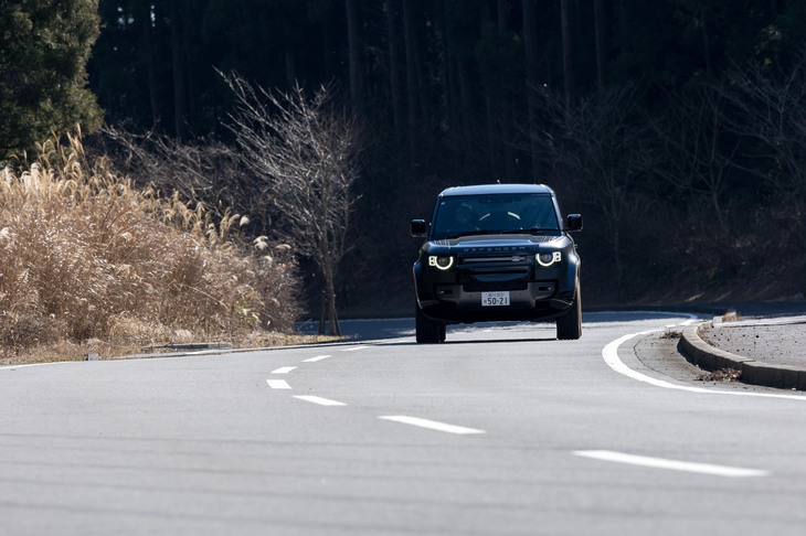 「V8カルパチアンエディション」は1598万円と非常に高額だが、機能面ではほとんどフル装備。ホイールや各種アクセサリーパックなどは選べるものの、ジャガー＆ランドローバーのプロダクトとしては例外的にオプションの選択肢が少ない。