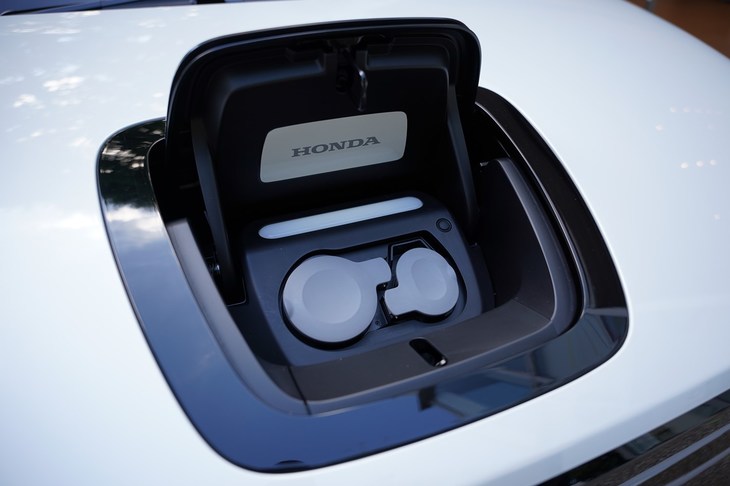 バッテリーの充電ソケットはボンネットに設けられている。左が急速充電用で右が普通充電用。