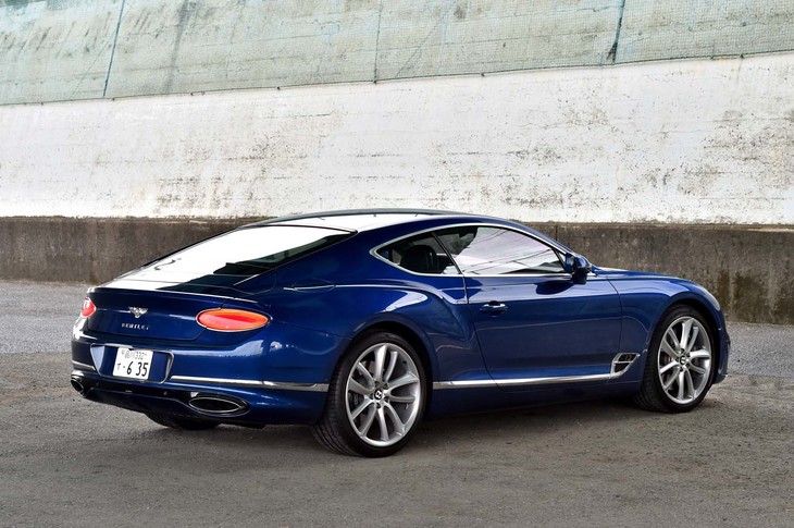 
	【ベントレー・コンチネンタルGTのスペック】
	ボディーサイズ：全長×全幅×全高＝4880×1965×1405mm／ホイールベース：2850mm／車重：2260kg／駆動方式：4WD／エンジン：6リッターW12 DOHC 48バルブ ツインターボ／ トランスミッション：8段AT／最高出力：635PS（467kW）/6000rpm／最大トルク：900N・m（91.8kgf・m）/1350-4500rpm／タイヤ：（前）275/35ZR22 104Y／（後）315/30ZR22 107Y（ピレリPゼロ）／ 燃費：12.2リッター/100km（約8.2km/リッター、欧州複合サイクル）／ 価格：2680万7000円

	
	【取材時の燃費データ】
	テスト距離： 214.2km（市街地1：高速道路8：山岳路1）／使用燃料：31.6リッター（ハイオクガソリン）／参考燃費：6.8km/リッター（満タン法）／6.9km/リッター（車載燃費計計測値）
	