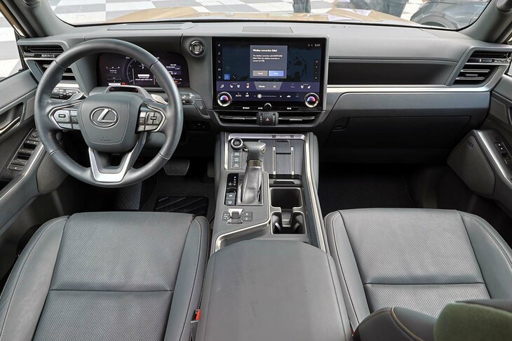 インストゥルメントパネルまわりは、上質感を重視しつつも機能性を第一とした思想が感じられるもの。広い視野が得られ、また車両の傾きが直感的に理解できるよう、ウィンドウの切り欠きなどにも配慮がなされている。