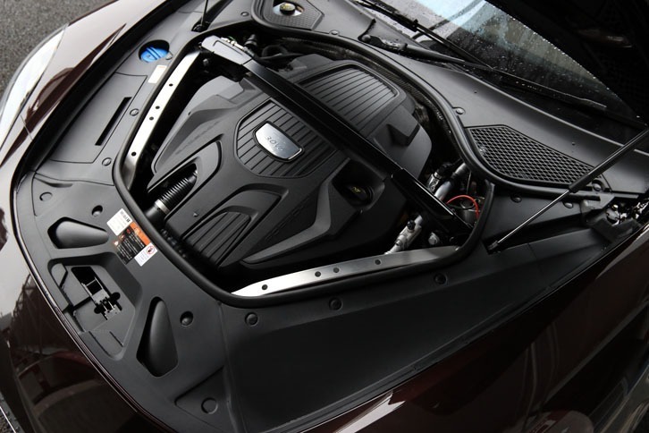 330psと450Nmを生み出す3リッターV6ターボユニット。