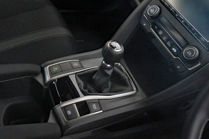 ホンダ・シビックハッチバック（6MT車のシフトノブ）