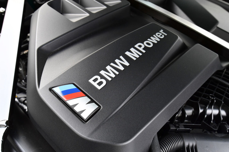 【BMW M3コンペティション】
	ボディーサイズ：全長×全幅×全高＝4805×1905×1435mm／ホイールベース：2855mm／車重：1740kg／駆動方式：
	FR／エンジン：3リッター直6 DOHC 24バルブ ツインターボ／トランスミッション：8段AT／最高出力：510PS（375kW）/6250rpm／最大トルク：650N・m（66.3kgf・m）/2750-5500rpm／タイヤ：（前）275/35ZR19 100Y／（後）285/30ZR20 99Y（ミシュラン・パイロットスポーツ4 S）／燃費：10.0km/リッター（WLTCモード）／価格：1324万円
	
	【取材時の燃費データ】
	テスト距離：305.3km（市街地2：高速道路6：山岳路2）／使用燃料：40.0リッター（ハイオクガソリン）／参考燃費：7.6km/リッター（満タン法）／7.8km/リッター（車載燃費計計測値）