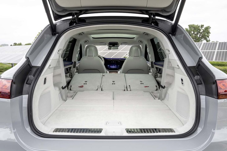 3列目とともに2列目も格納したところ。この状態の荷室容量は2020リッター。