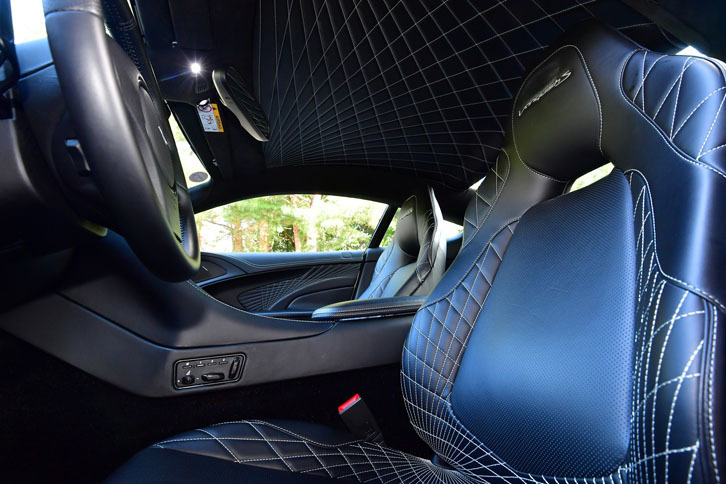 ヘッドライナー（天井の内張り）には放射線状のラインが交差したステッチが施されており、ダイナミックな躍動感を生み出している。