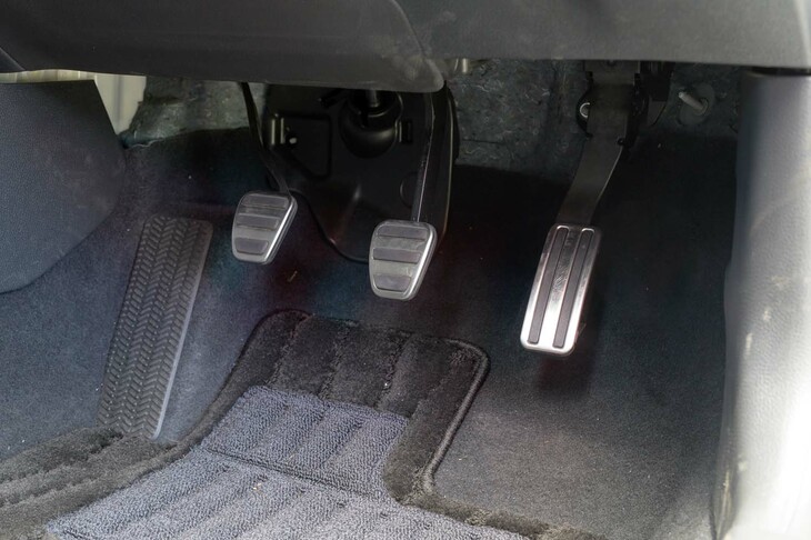 滑り止めが付いたアルミのABCペダル。「RS」ではブレーキペダルの操作性が見直され、より剛性感のあるブレーキフィールを実現している。