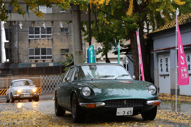 3台目はエレガントな4座グランツーリスモの1969年「フェラーリ365GT 2＋2」。後ろに往年のフランス車（フランス仕様）特有のイエローバルブのヘッドライトをともした「ルノー・ドーフィン ゴルディーニ」が続いている。