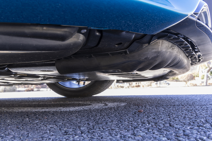 フロントバンパーの下部にはアクティブスポイラーが備わっている。せり出すというよりは膨らむような感じで、キャビンから任意に操作することもできる。