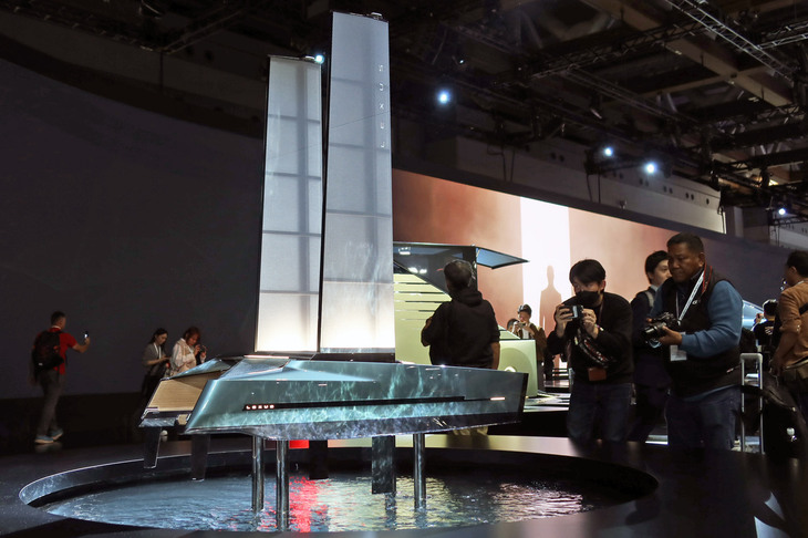 ほった「そういえば、レクサスはヨットの模型も展示してましたね」　
	清水「それどころか、『レクサスハウス』っていって住宅プロジェクトも発表しているよ」