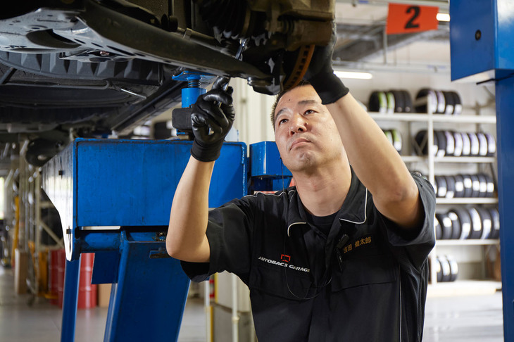 整備スペースでは熟練した専任スタッフが部品交換や車検などに対応してくれる。
