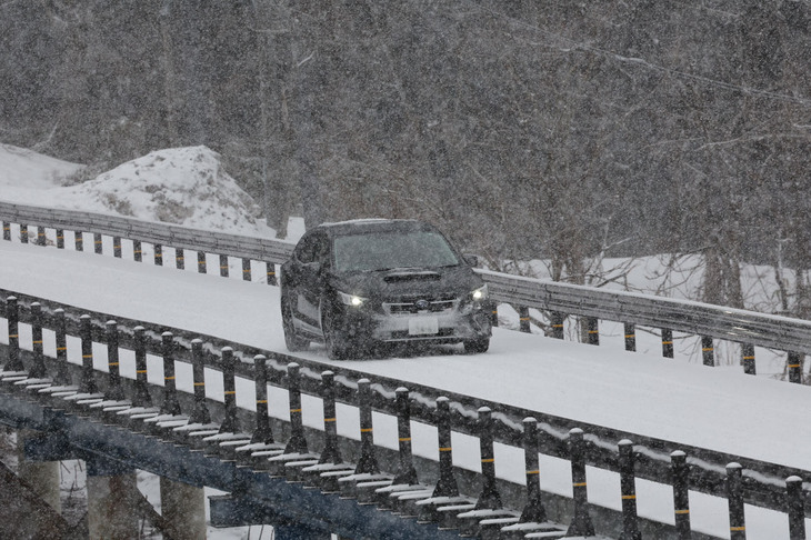 山岳路の川をまたぐようにかかる橋の上を行く「ベクター4シーズンズGEN-3」を装着した「スバル・レヴォーグ」。橋の上はアイスバーンになりやすいので細心の注意を払って走行する。