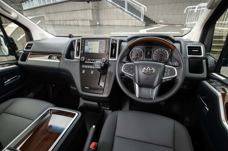 パッセンジャーが主役となる「グランエース」だが、木目調加飾を多用し小物入れを設けるなど、コックピット周辺の質感にもこだわりが見られる。