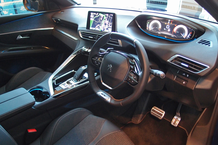 「3008」のコックピット周辺部。上端と下端がフラットな小径ステアリングホイールや、それより上にメーターパネルを見るドライビングポジションが特徴。