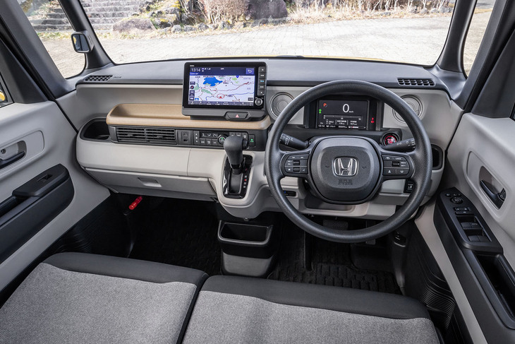 インテリアは、水平基調のダッシュボードを中心にデザインを刷新。左のフロントピラーに設置されていた2枚のミラーのうち、サイドアンダーミラーをドアピラー側に移設し、左前方の視界を改善している。助手席グローブボックスの容量が2倍以上となる7.6リッターに拡張されたほか、コンビニフックやドア収納など、日常使いを便利にする工夫が施されているのも新型「N-BOX」の特徴だ。