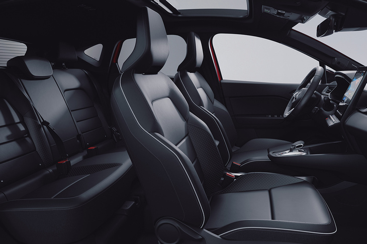 インテリアの基本的なデザインは姉妹車「ルノー・キャプチャー」に準じたものとなる。