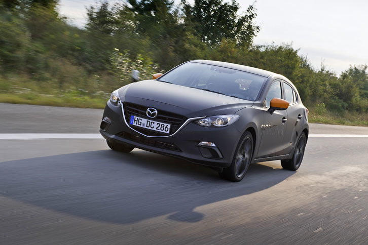 スカイアクティブXのエンジンノイズは、従来のガソリンエンジンに遜色ないほど低く抑えられている。自着火エンジンとは思えない静かだ。