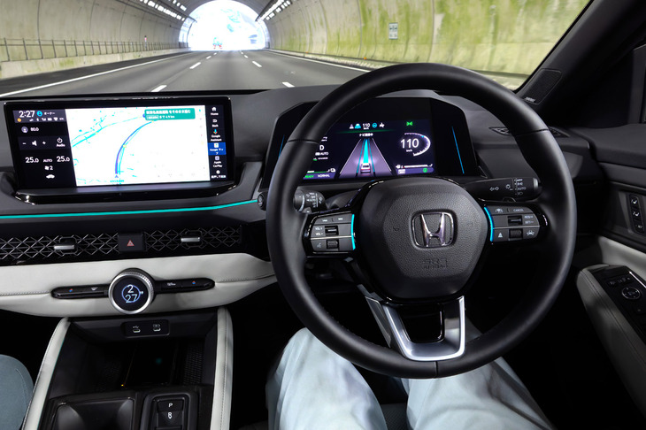 自車位置測位にはGPSと準天頂衛星システム「みちびき」の信号、および車速等の車載センサーを採用。写真のとおり、トンネル内などでもハンズフリー状態が継続される。