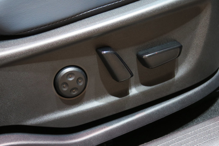 日産アリア リミテッド（フロントシート）