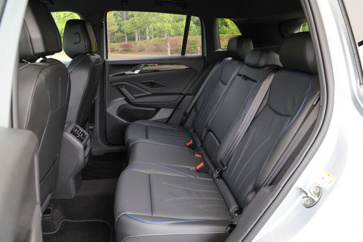 大人が座っても余裕を感じさせる後席。背もたれに40：20：40の分割可倒機構が備わっているので、多彩なシートアレンジが可能だ。「エレガンス」以上のグレードにはリアシートヒーター機能も標準で組み込まれている。