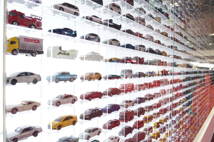 並べられたミニカーは、マツダの従業員やその家族、友人たちが所有していたものとのこと。