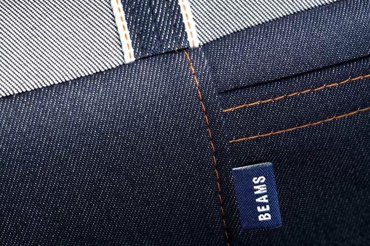 シートカバーには、ビンテージデニムの特徴である通称“赤耳”と呼ばれるほつれ止めをあしらったアクセントやビームスのピスネームが入る。