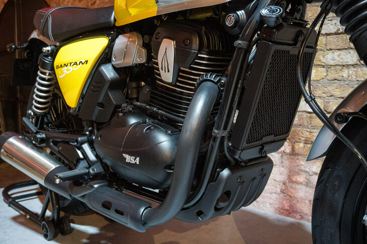 エンジンは排気量334ccの水冷単気筒DOHC 4バルブ。空冷でSOHCの「ロイヤルエンフィールド・ハンター350」や「ホンダGB350」とは大きく異なるポイントだ。