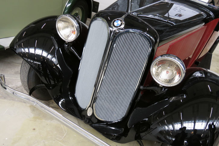 もうひとつ「BMW 303」の特筆すべきポイントなのがこちら。今日に受け継がれるキドニーグリルが、最初に使われたのがこのクルマなのだ。