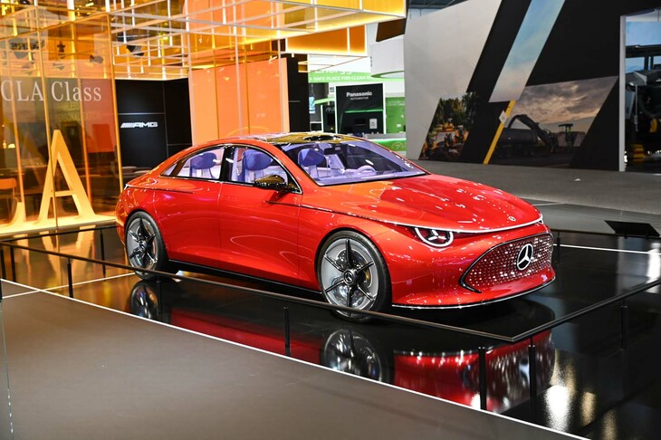 「ホンダ0」シリーズが注目された今回の「CES」だが、総じて自動車メーカーの展示は控えめだった。写真はメルセデス・ベンツが北米で初披露した「コンセプトCLAクラス」。4ドアクーペ、シューティングブレーク、SUVをそろえる新世代のEVシリーズだ。