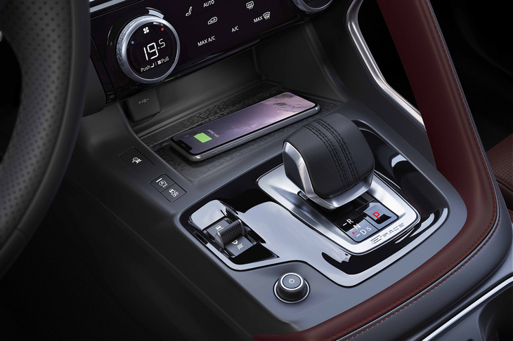 クリケットボールを思わせるステッチを施した新デザインのシフトセレクターが採用された。