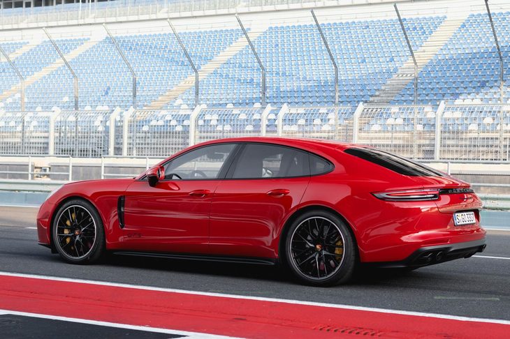 エクステリアの特徴については、おおむね他の「GTS」モデルに準拠。リアに装着される「Panamera GTS」のロゴをはじめ、ボディーの各所がブラックでカラーリングされている。
