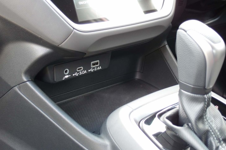 スバル・クロストレック（センターコンソールのソケット類）