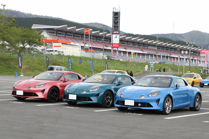 イメージカラーでもあるブルーが人気の「アルピーヌA110」だが、特別色が選べる「アトリエ アルピーヌ」というオーダープランも用意される。そのため、「RENAULT・ALPINE DAY IN MFF」では、珍しいカラーリングのA110の姿も見られた。