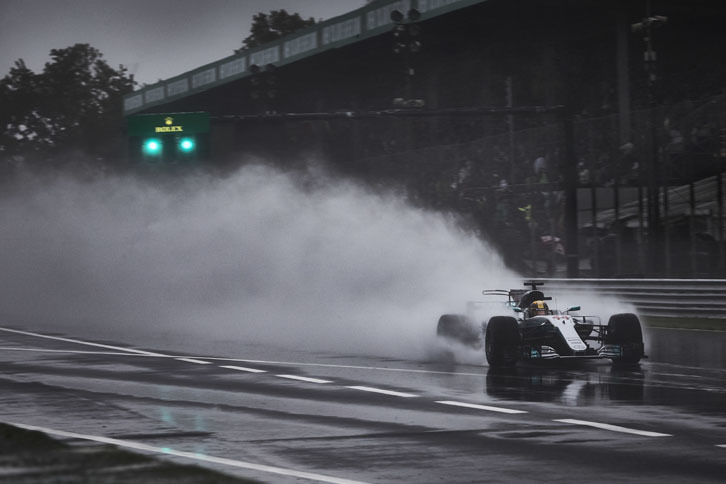 ついにこの瞬間が訪れた。雨で大荒れとなった予選、難しいコンディションの中でルイス・ハミルトン（写真）のメルセデスは今季8度目の、そして彼にとって69回目のポールポジションを獲得。ハミルトンはミハエル・シューマッハーが打ち立てた最多記録を抜き、歴史にその名を刻むこととなった。（Photo=Mercedes）