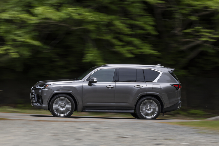 ハイブリッド化に合わせてラダーフレームも強化。3つ目のクロスメンバーを新設したほか、リアのエンジンマウントの剛性を高めている。