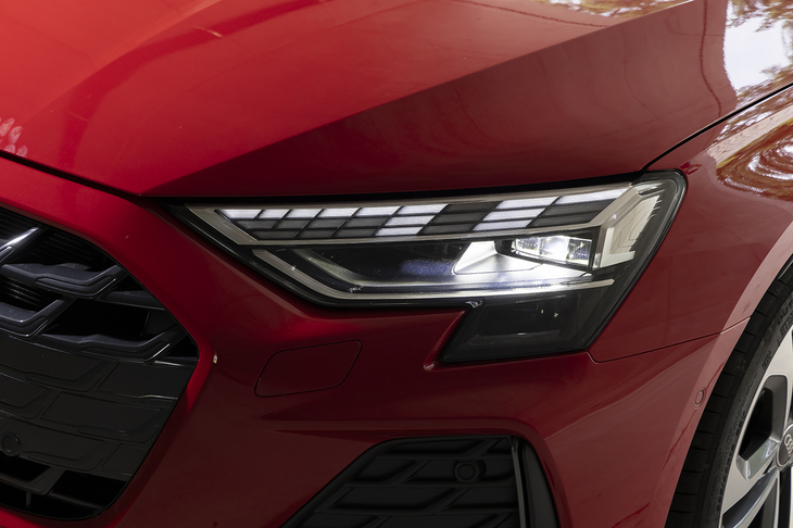 デイタイムランニングライトの表示を変えてみる。各パターンは24個のピクセルエレメントの明滅によって表現されている。