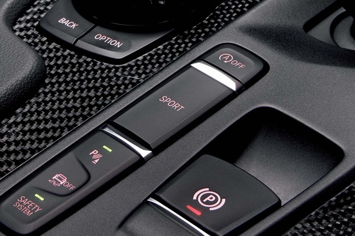 センターコンソールには走行モードのセレクターがレイアウトされる。パーキングブレーキは電動式。