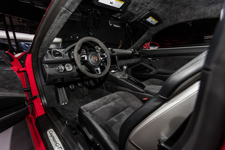「ポルシェ718ケイマンGTS」のインテリア。シートやルーフライナーなど、各所にアルカンターラが用いられている。