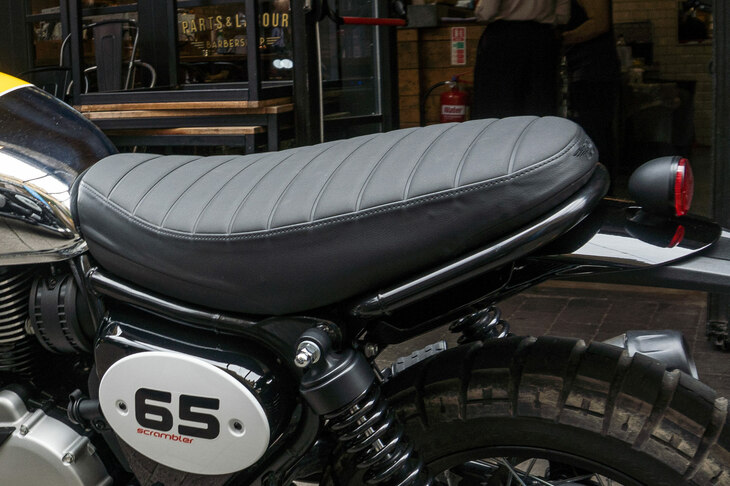 タックロールが施されたシートの質感は上々。シート高は820mmと、やや高めだ。（写真：河野正士）