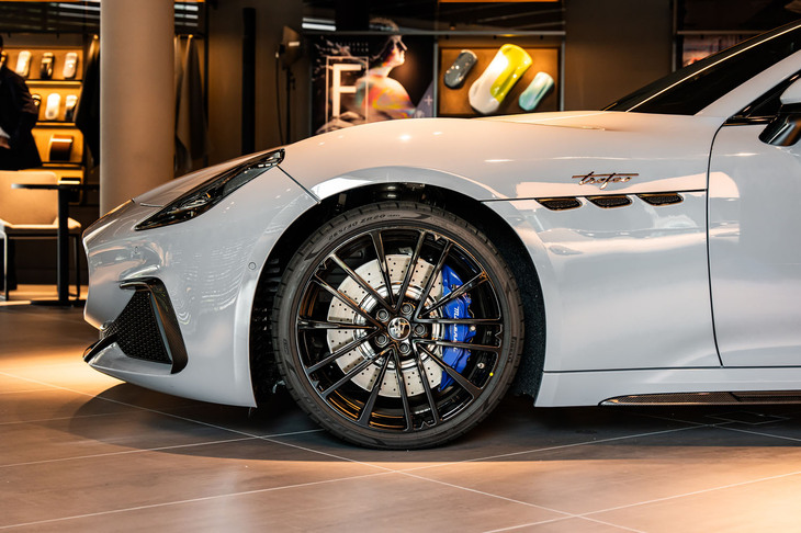 マセラティ・グランカブリオ トロフェオ（フロントフェンダー）