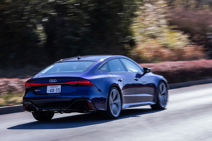 オプションの「ダイナミックプラスパッケージ」を選択すると速度リミッターが解除され、トップスピードを305km/hに引き上げることができる。WLTCモード燃費値は7.6km/リッターと発表されている。