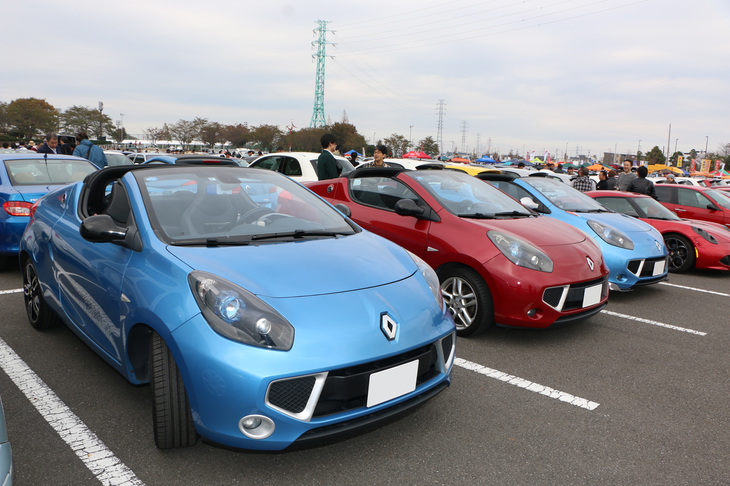 たった2年ほどしか販売されなかったユニークな2シーターオープン「ルノー・ウインド」。「トゥインゴ」ベースで、走りも軽快で楽しかっただけに短命となったのが残念。デビュー当時は180度回転するルーフに正直驚かされた。こうしたクルマが複数台見られるのも、イタフライベントならではだ。