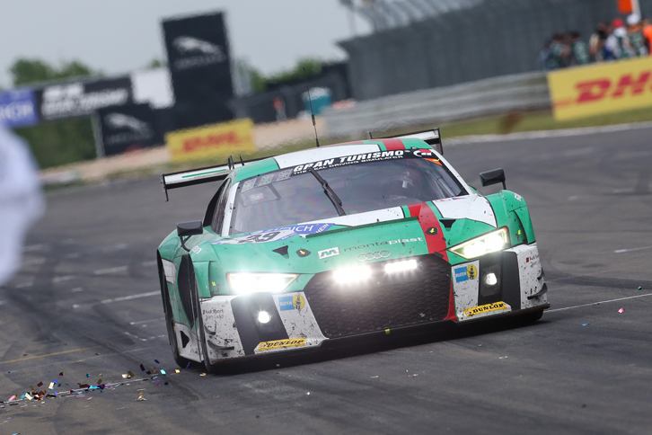 2017年のニュルブルクリンク24時間レースで優勝したNo.29 アウディR8 LMS（Audi Sport Team Land）。