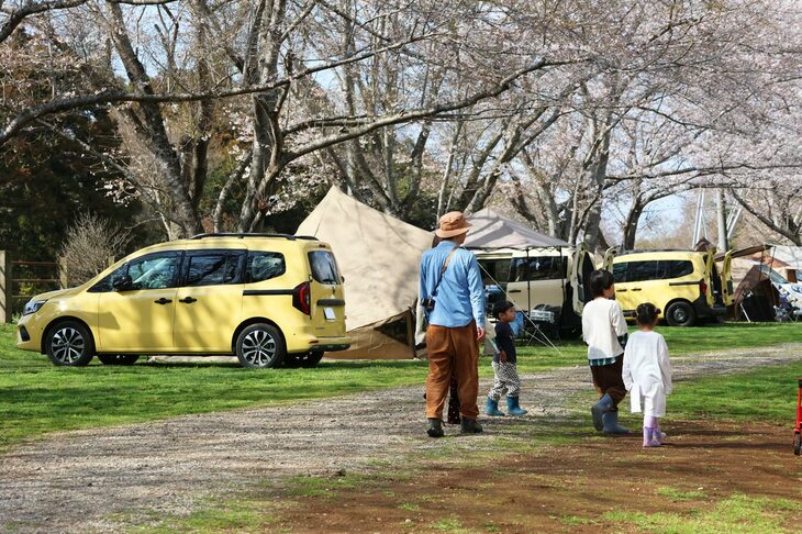 春先らしく朝晩は冷え込んだものの、昼下がりは上着が不要なほどのぽかぽか陽気だった。その頃にはすべての参加者がテント等の設営を終え、のんびりムードに。キャンプサイト内だけでなく、牧場にまで足を延ばし、春の訪れを肌で感じて楽しむ参加者も多かった。