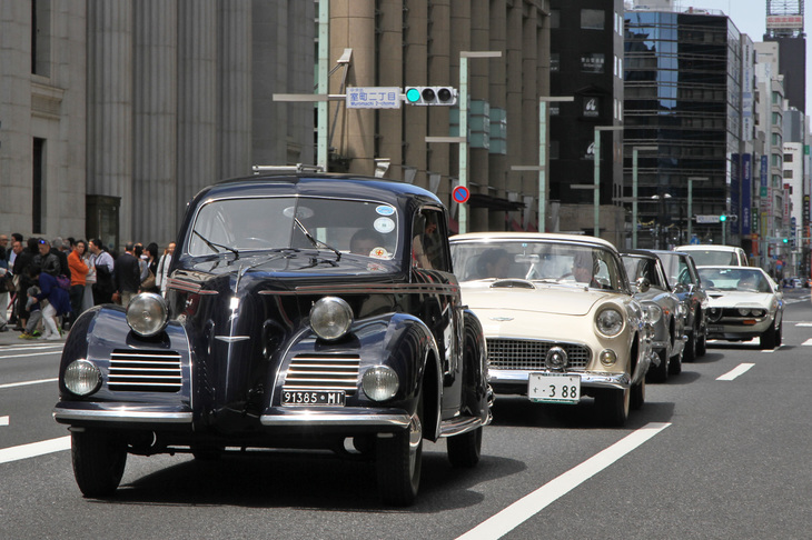 「コンコルソ デレガンツァ京都 2018」でPremio Sakura（桜の季節の二条城に似合うクルマ）を受賞した1939年「フィアット1500 6C トゥーリング」に、1956年「フォード・サンダーバード」、そして京都からの遠征組である2台の1962年「ランチア・フラミニア コンバーティブル」、1972年「アルファ・ロメオ・モントリオール」が続く。