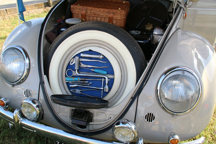 スペアタイヤと、その内側におさまるツールキット。