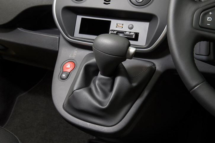 シフトセレクターの形状は、4段ATのそれと一緒。「D」レンジから左に倒すと、押してシフトアップ、引いてシフトダウンのマニュアルモードに入る。