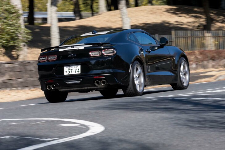 「SS」同様、「ファイナルエディション」にはエンジン回転数（800～2400rpm）と後輪の許容スリップ量（5〜15%）を設定可能なカスタムローンチコントロールや、後輪をバーンアウトさせるときに使うラインロック機能が装備されており、ついサーキットに足を運びたくなってしまう。