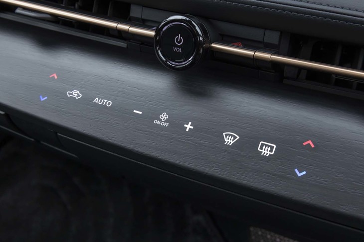 エアコンの操作パネルはウッド調パネルに浮かび上がるように表示される。タッチすると振動によるフィードバックがある。