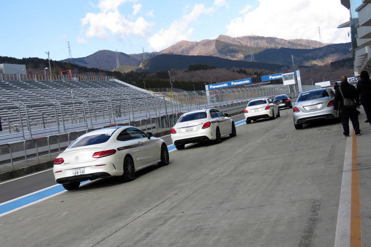 何周かしたら、ピットレーンでクルマを乗り換えて再スタート。クルマによって装着タイヤが違ったので、コーナリングでのクルマの挙動が変わって面白かった。それにしても、鈍感な記者がタイヤの違いを感じ取る日が来るとは……。